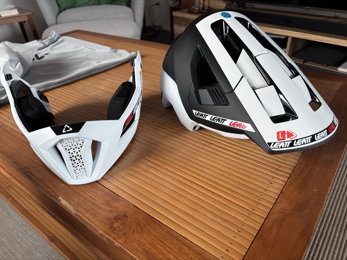 Leatt Caschi: Casque Leatt Enduro 4.0 blanc taille L – Nuovo e nell'imballaggio originale da Meinisberg venduto da flo_6qv9 4