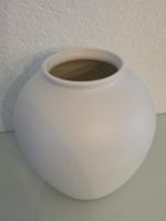 Weisse  Vase mit Kunstblumen Hortensie