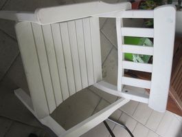 4 weiße Stühle