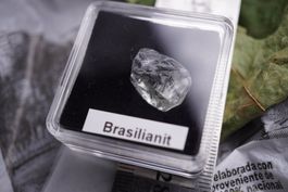 Brasilianit   Edelstein   im Böxli  ab 1.-    Räumung