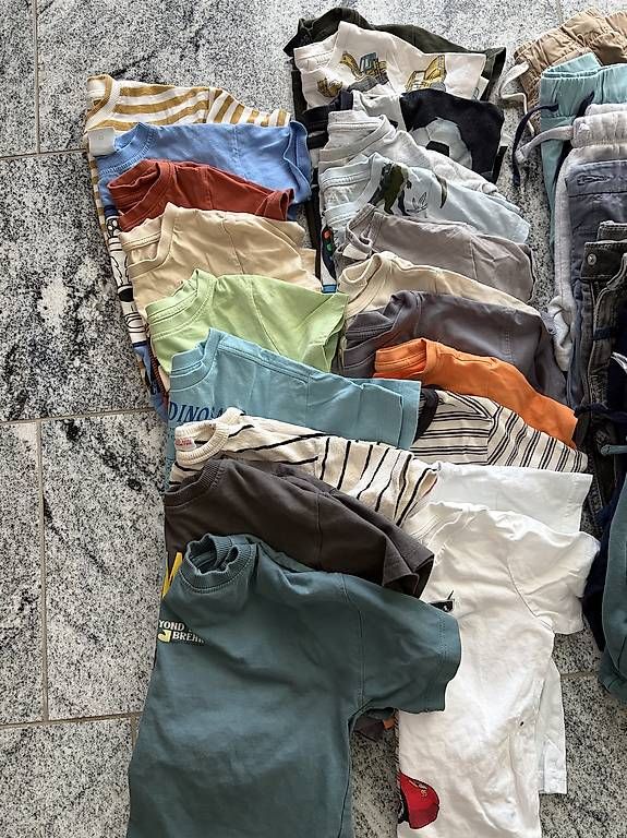 Lotti & Set di vestiti: Sommerkleiderpaket für Jungen, Grösse 104  CHF 45 – Usato da Oberkirch LU venduto da bes_9s8p 2