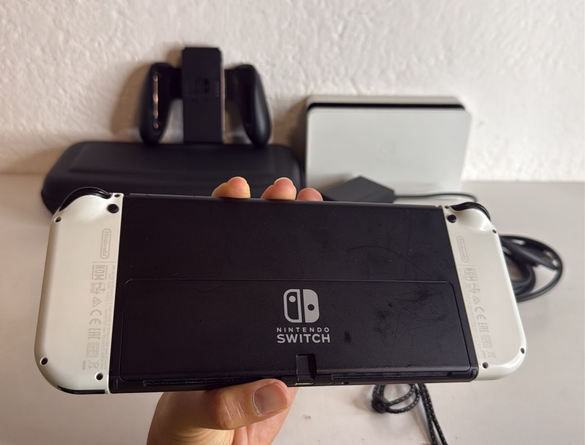 Nintendo Konsolen: Nintendo Switch OLED Console - No scratches on the screen! – Gebraucht aus Ehrendingen von bubulence 3