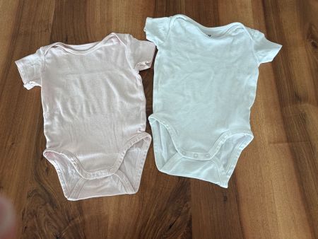 2 Kurzarm-Bodies, H&M, Grösse 74