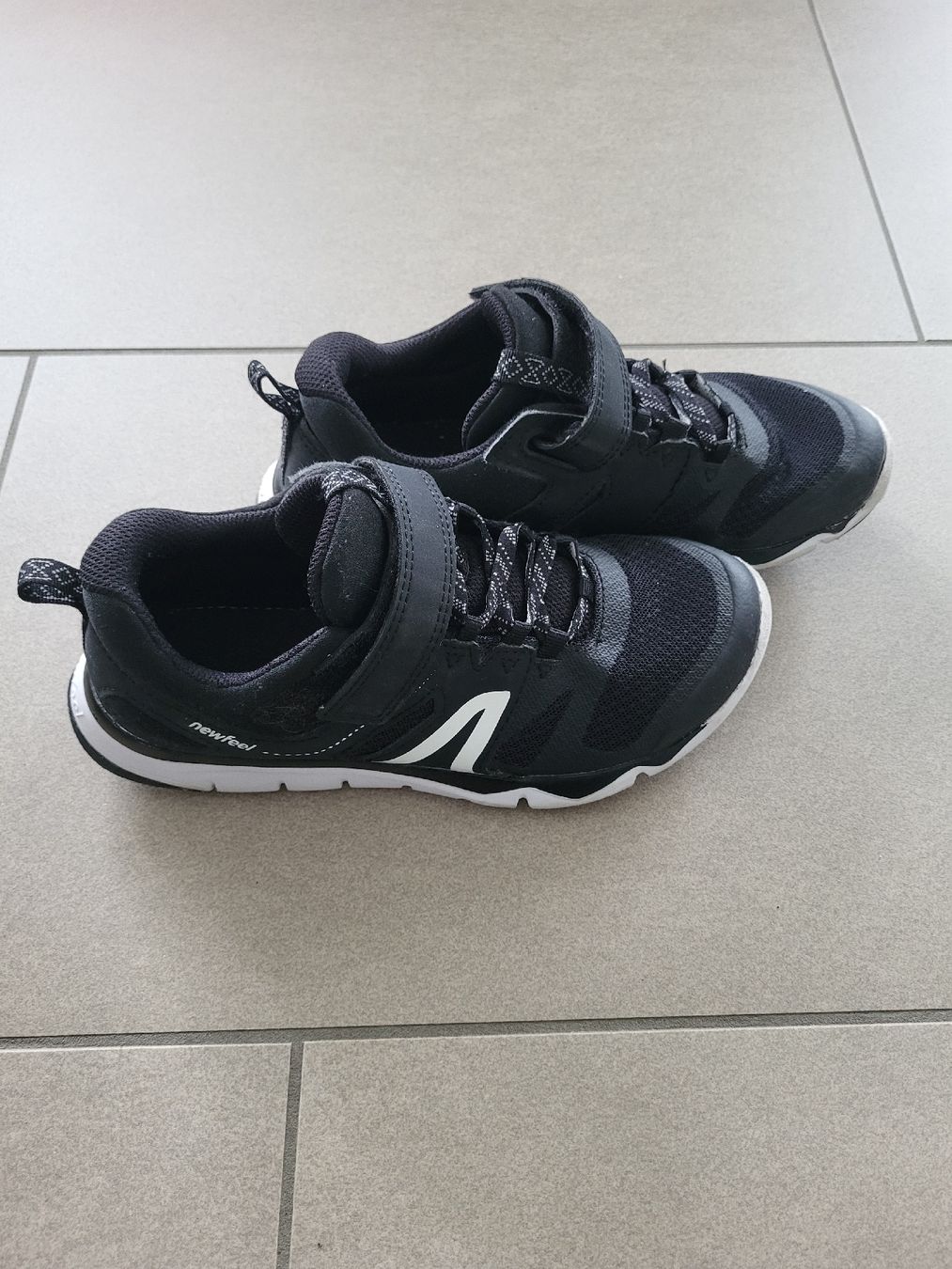 Decathlon Scarpe per ragazzi: Turnschuhe newfeel Gr.35 – Usato da Zollbrück venduto da Huki1