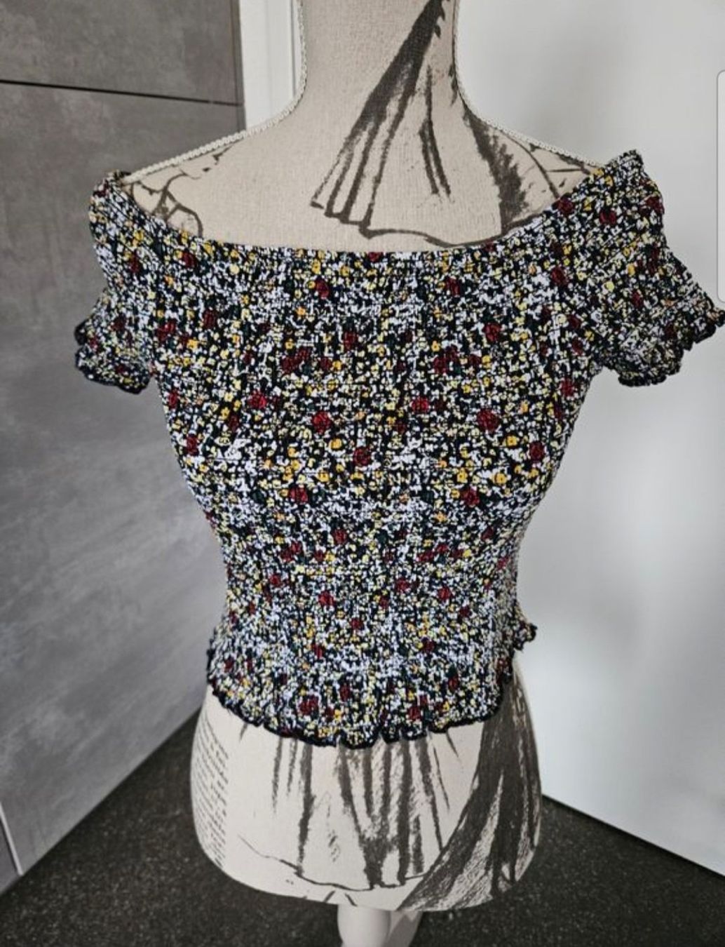 Only Top: Blumen Muster Top, Carmenstil Grösse M – Nuovo (secondo la descrizione) da Ormalingen venduto da nomolnoi