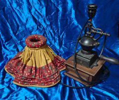 Tischlampe aus alter Kaffeemühle mit Lampenschirm