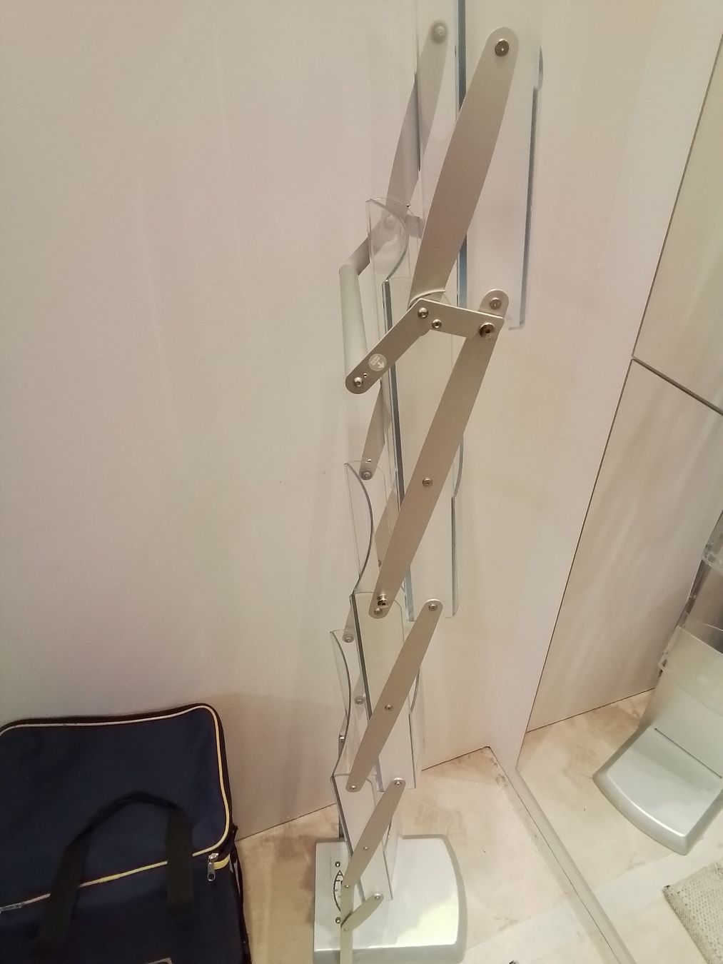 Sonstige Dekorationen & Accessoires: ZIP Displays Prospekthalter zusammenklappbar – Gebraucht aus Zofingen von Loop_ReSale 2