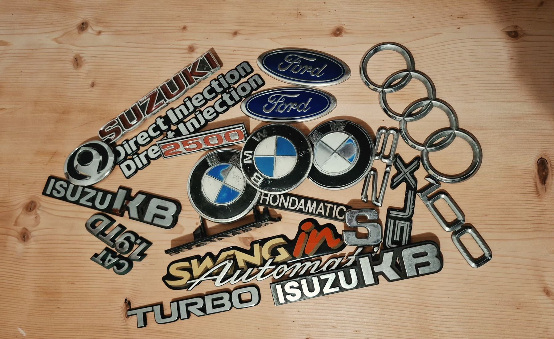 Alle Autoersatzteile: Konvolut Old & Youngtimer Embleme – Defekt aus Triesen von BLACKSHEEP75