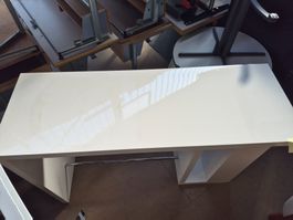 Stehtisch weiss Hochglanz mit Ablage und Fussstange 120cm