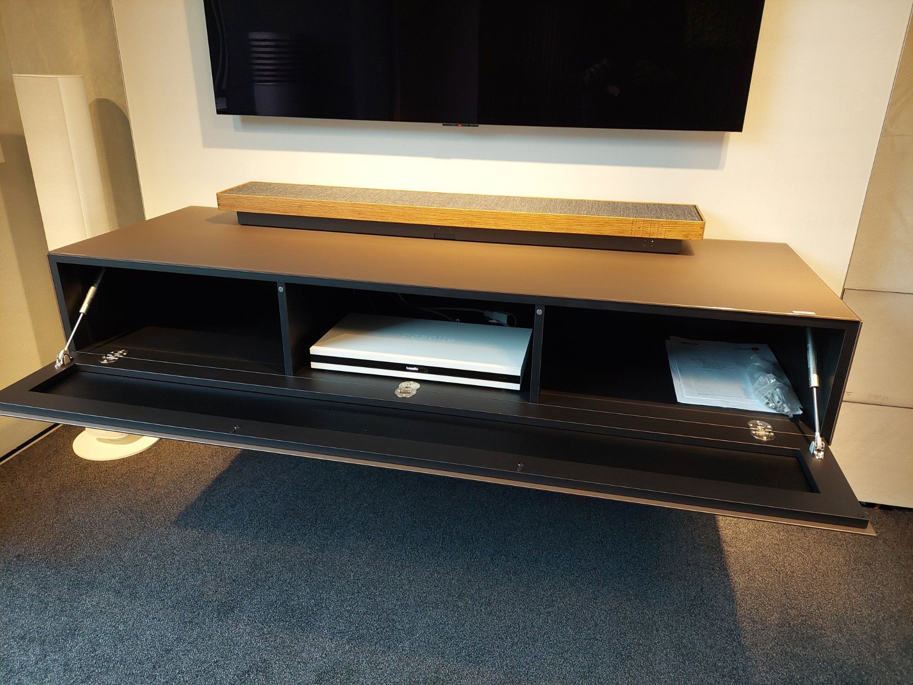 Spectral Mobili TV: Spectral Brick Sideboard Glas mit Klappe – Usato da Amriswil venduto da medialoft 3