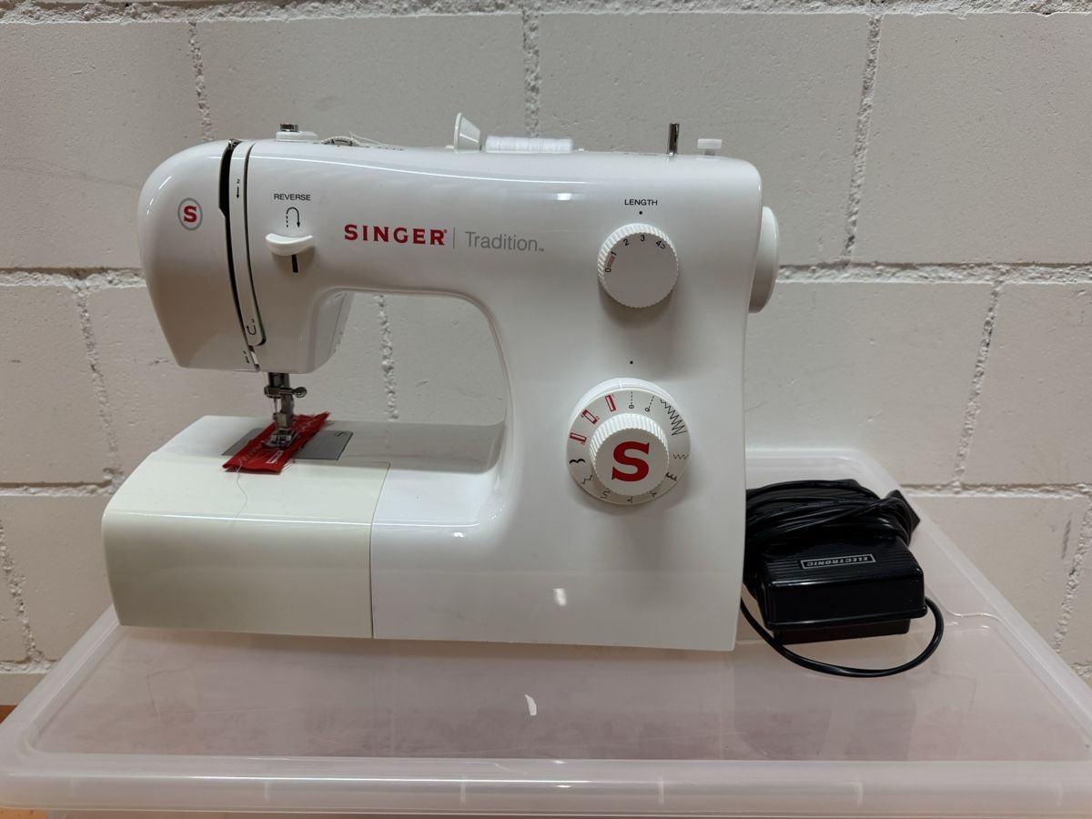 Singer Nähmaschinen: Nähmaschine Singer Tradition 2250 – Gebraucht aus Basel von tanieli