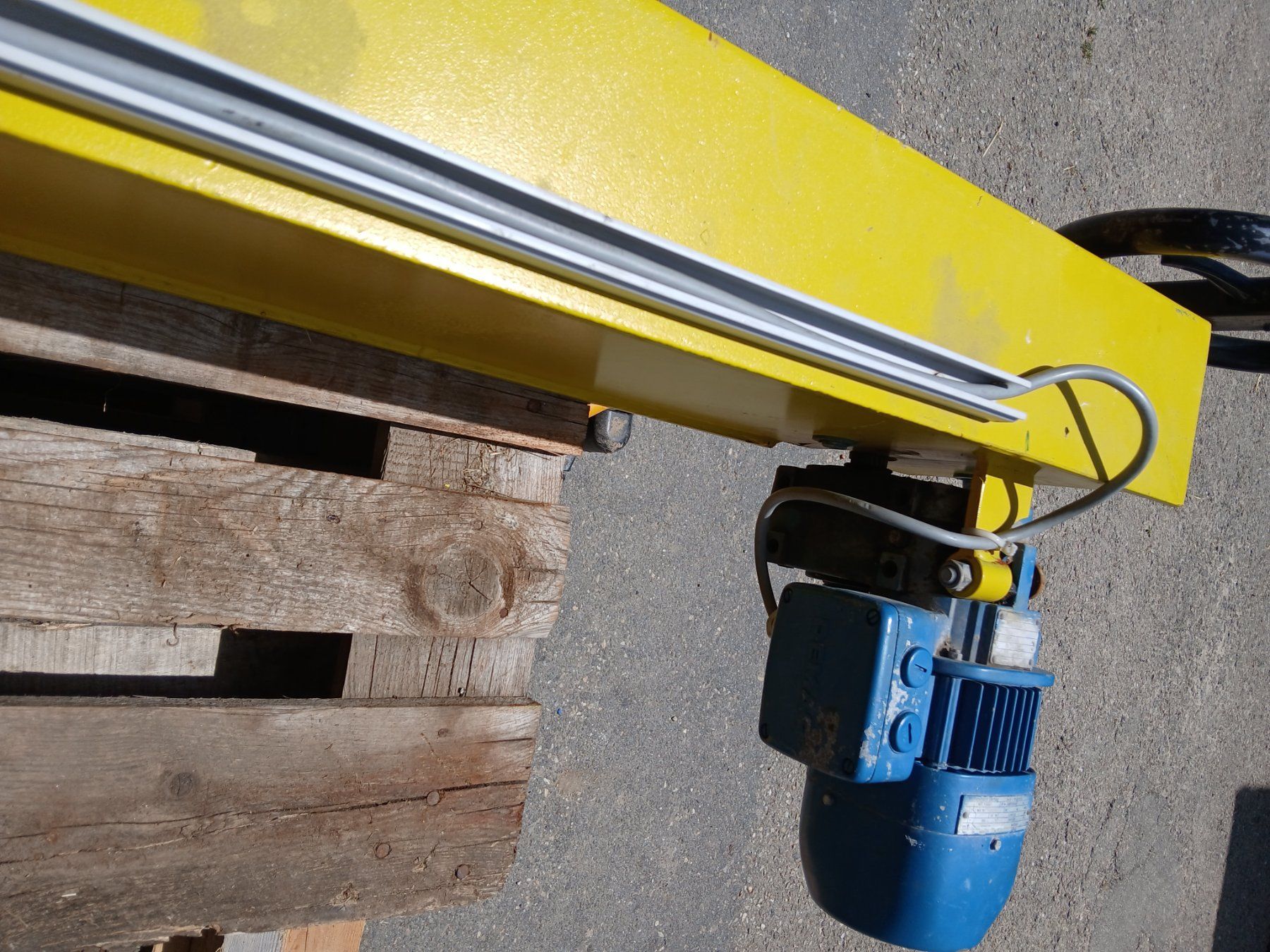 Grues: Hallenkran Abus 4T mit Funkfernbedienung – D'occasion à Gutenburg par Mkt53 2