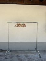 Robuster Kleiderständer auf Rollen