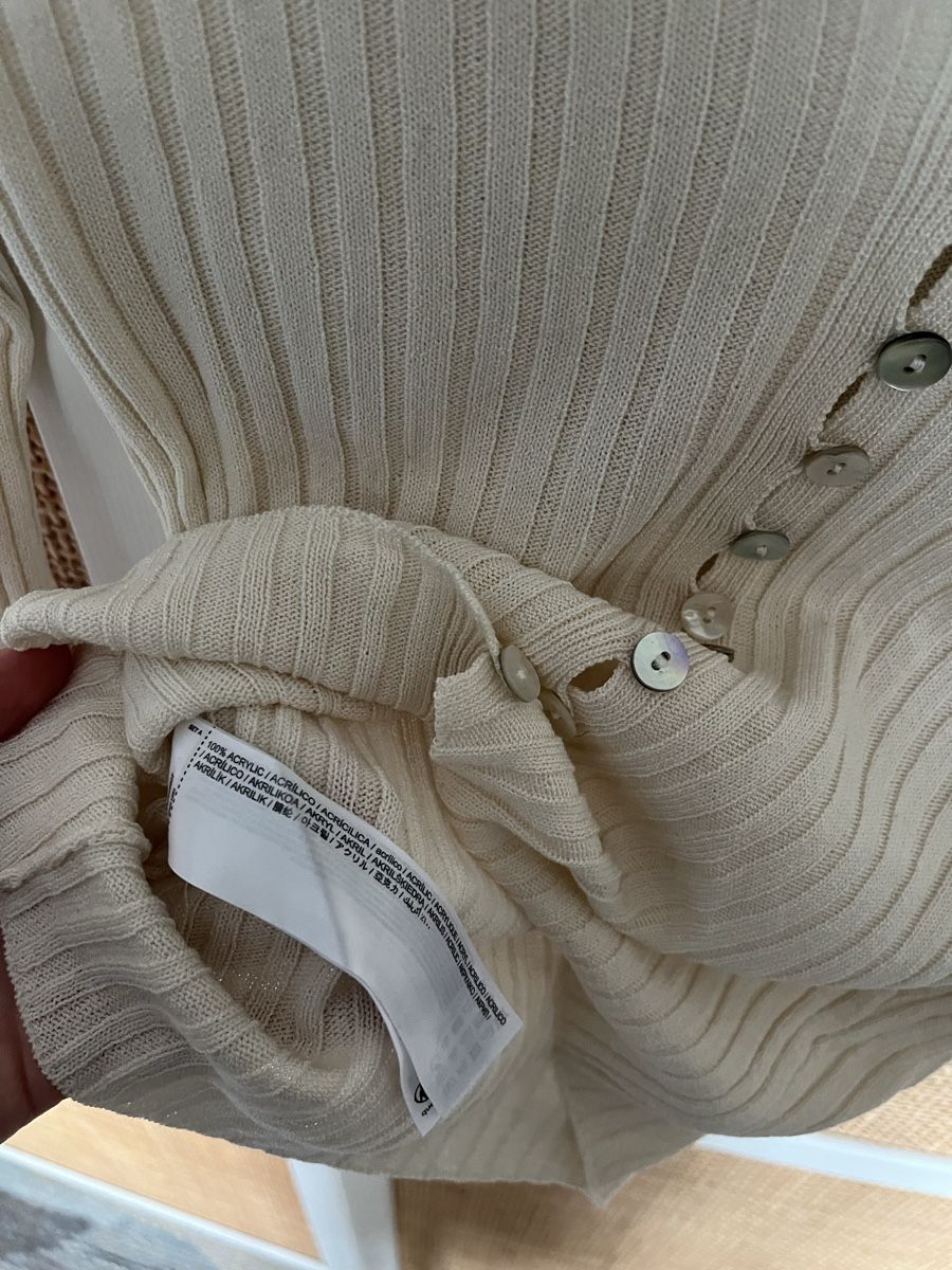 Mango T-shirt: Süßes Mango Oberteil mit schöner Knopfleiste – Usato da Zürich venduto da lou_q5l7 2