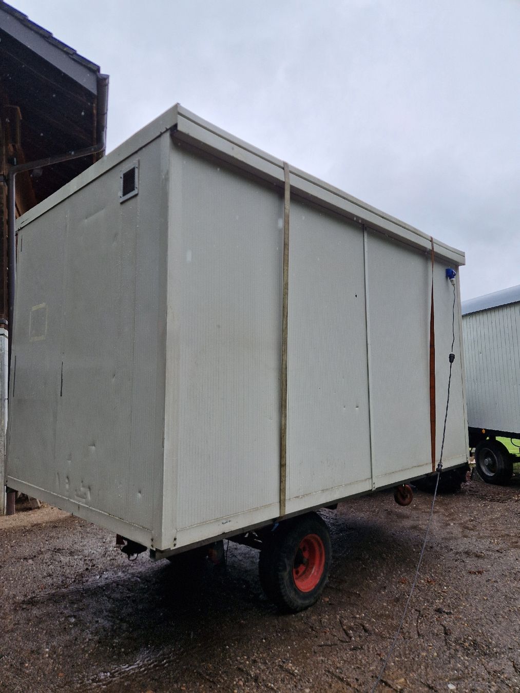 Baucontainer: Bürocontainer mit Fahrwerk – Gebraucht aus Sumiswald von ForstCounty 5