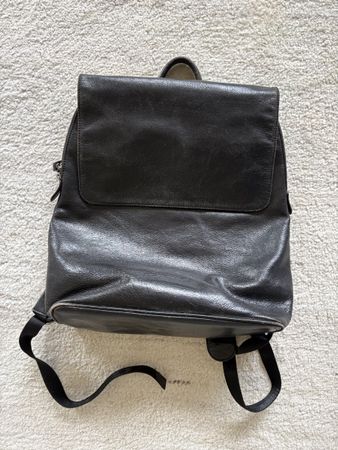 Rucksack aus Leder schwarz mit Reissverschluss gebraucht
