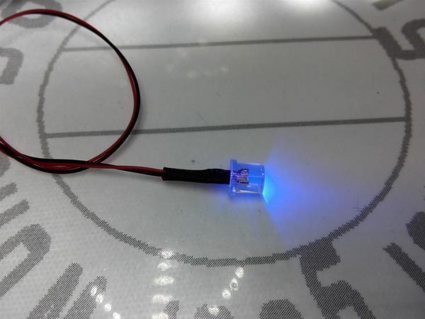 Elektronikbauteile: Flachkopf-LED 5mm verkabelt 12V DC, UV – Neu (gemäss Beschreibung) aus Luzern von Salefactory