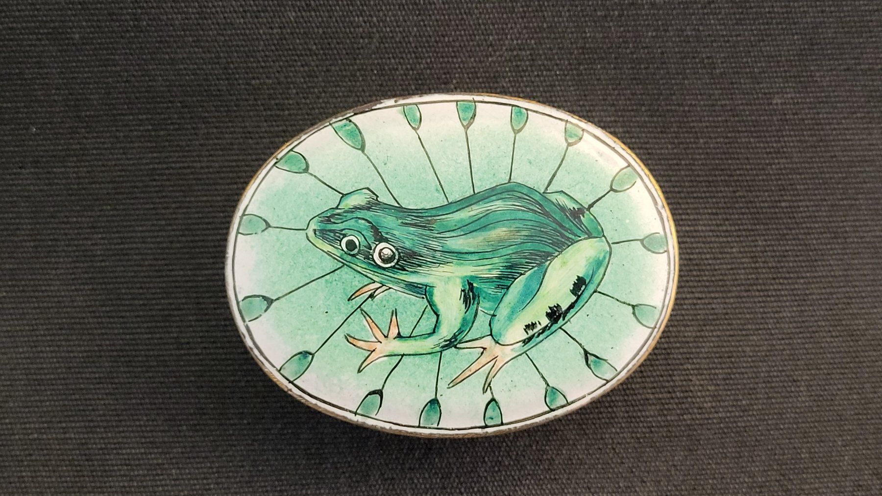 Figuren: Emaille-Dösli mit Frosch-Motiv – Gebraucht aus Basel von spinne02 1