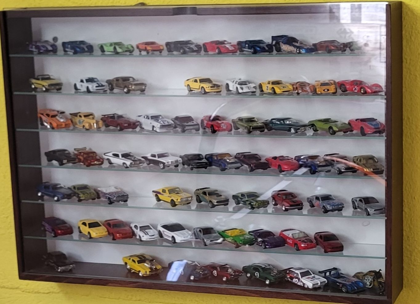 Hot Wheels Modellini d'auto: Vitrine inklusive Modellautos Hot Wheels – Usato da Aarburg venduto da etceterae