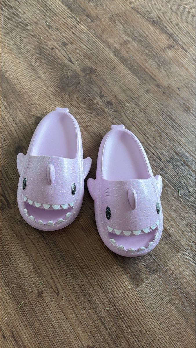 Schuhe für Mädchen: Badelatschen Hai Grösse 36 lila neu – Neu (gemäss Beschreibung) aus Opfershofen TG von dan_nxk8