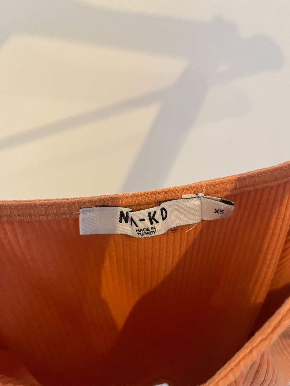 Na-kd Top: Top orange bretelle sur une épaule – Usato da Savagnier venduto da taianab 2