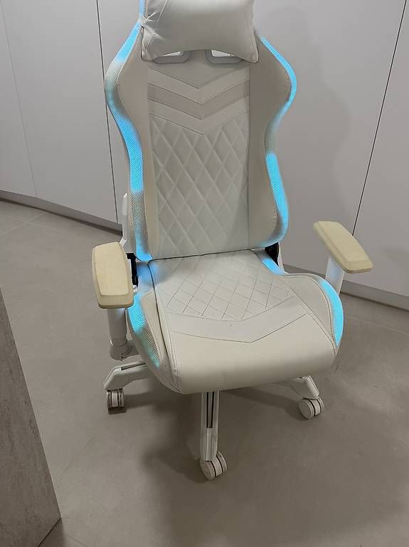 Chaises: Gamingstuhl weiss mit led – D'occasion à Obergerlafingen par sero97
