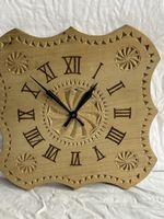 Rustikale Holzwanduhr mit Schnitzereien – Einzigartiges Deko