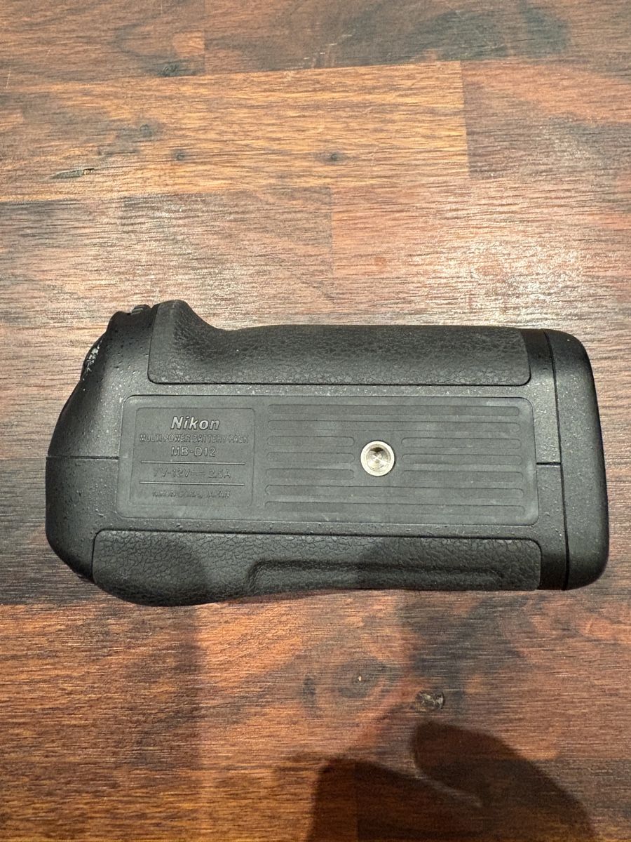 Nikon Akkus: Nikon Multi Power Battery Pack MB-D12 – Neu (gemäss Beschreibung) aus Zürich von JoCasel 1