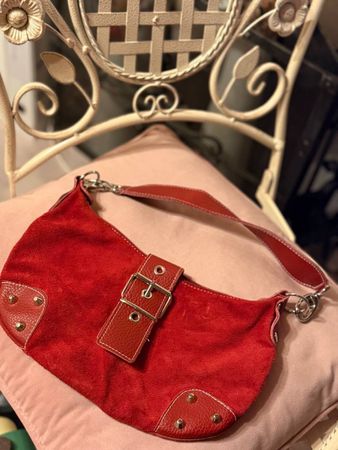 Handtasche rot Wildleder mit Schnalle guter Zustand