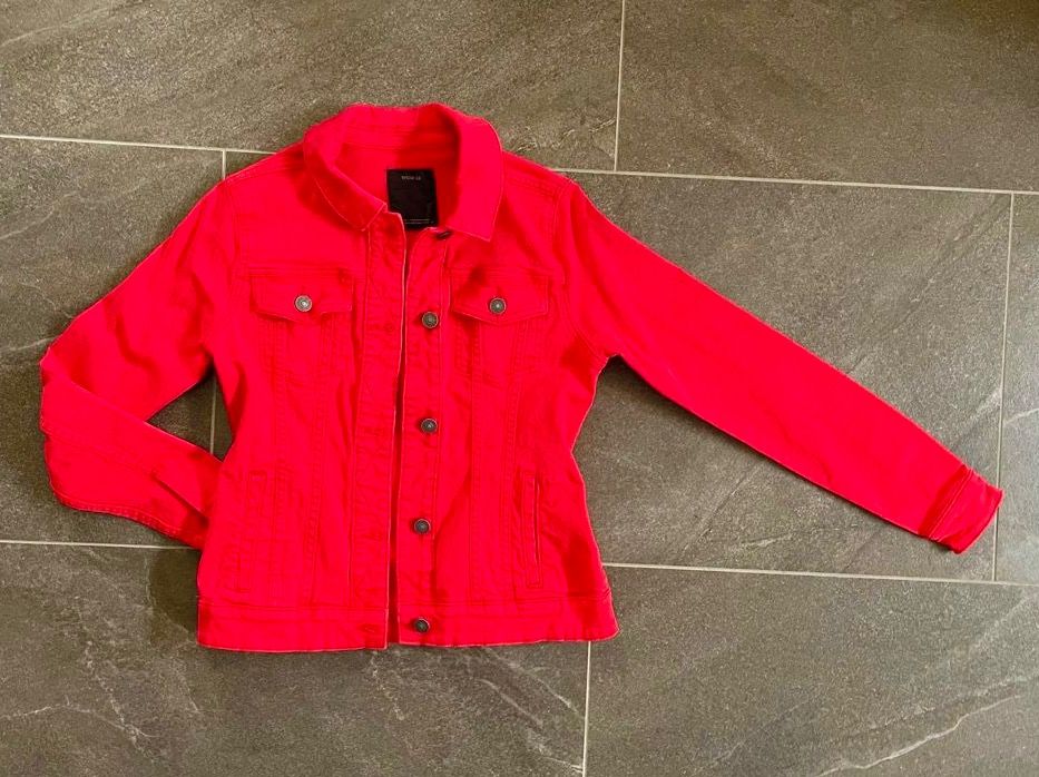 C&A Giacche: wunderschöne Jeansjacke rot - Grösse 38 – Nuovo (secondo la descrizione) da Wohlen AG venduto da pinkyandgreeny