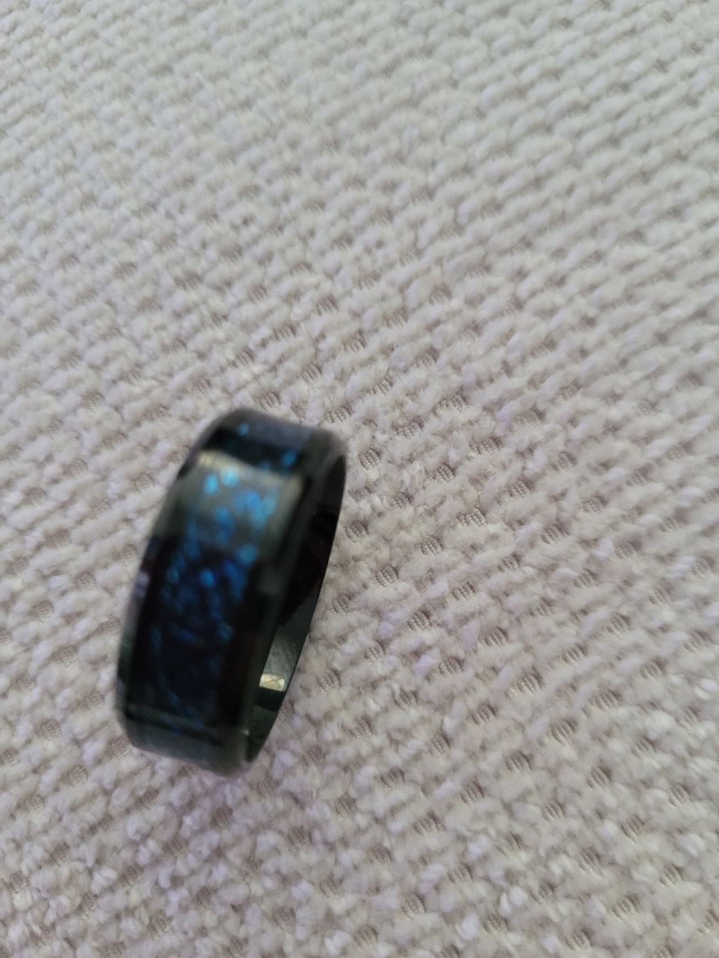 Anelli: Schwarzer Herrenring mit blauem Muster Gr. 10 – Nuovo e nell'imballaggio originale da Bassersdorf venduto da arkais 1