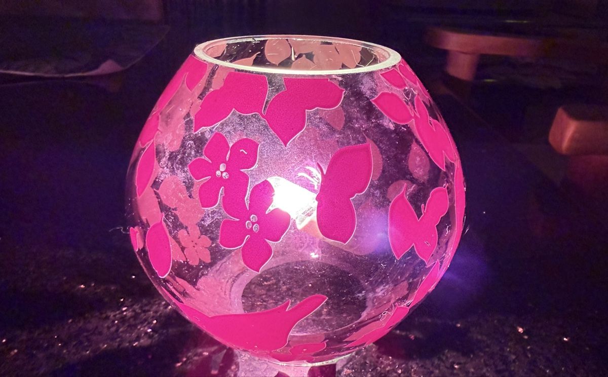 Ikea Lampade: Tischlampe Glaskugel lila mit Blumenmuster – Usato da Lyss venduto da Sibella56 1