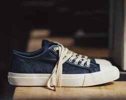 Neue Sneaker, Schuhe aus gewaschenem Canvas im Craft-Stil
