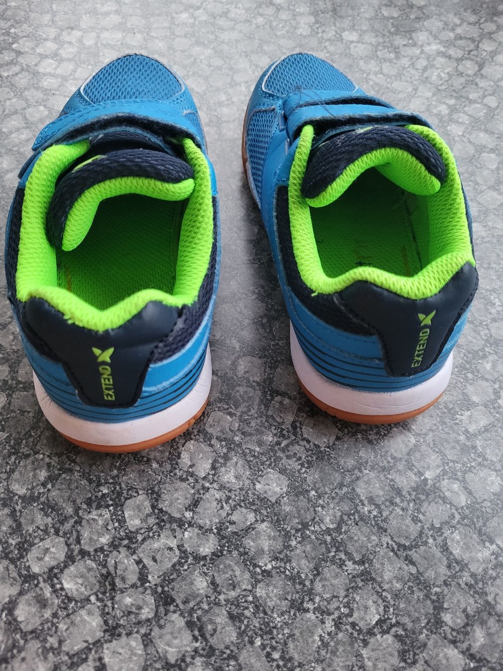 Schuhe für Jungen: Hallenschuhe mit Klettverschluss, Gr. 28 – Gebraucht aus Biel/Bienne von Aare5 1