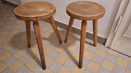 2 alte ,Vintage Drei-Bein-Hocker rund aus Holz