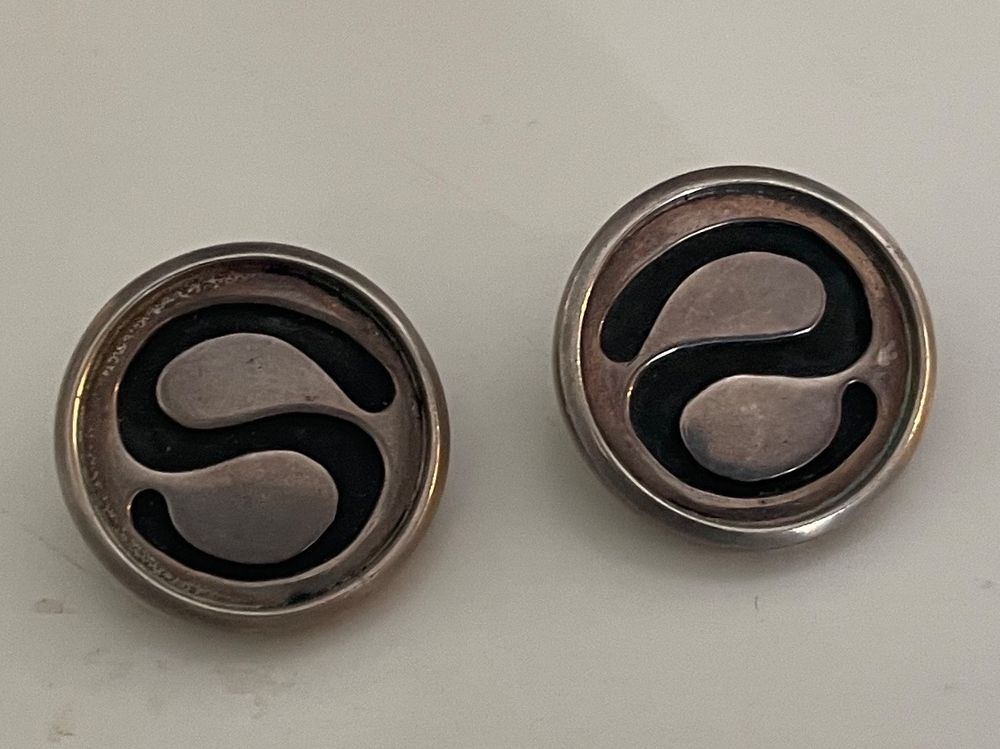 Maroc – Ancienne boucle d’oreille en argent poinçonnée avec perles de