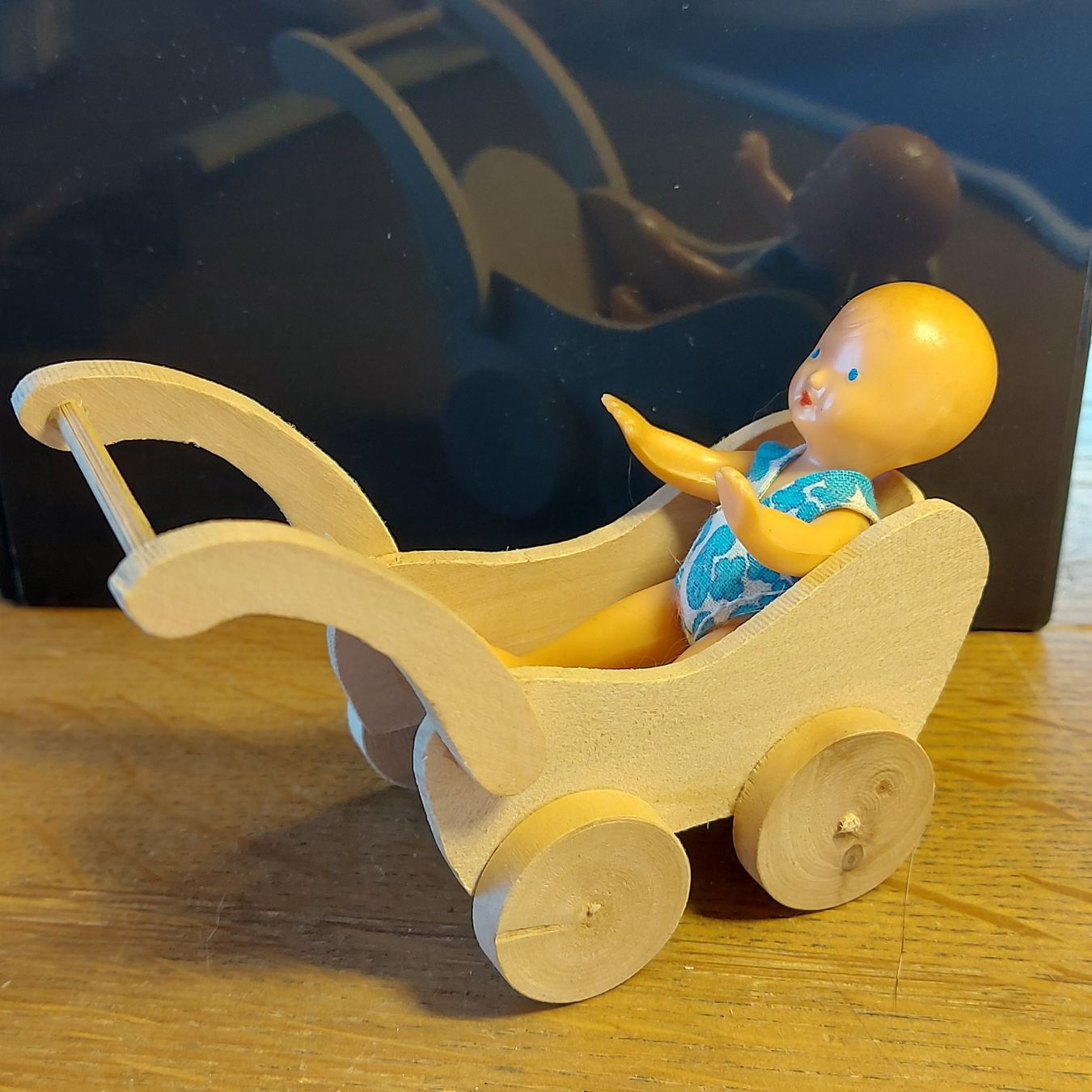 Puppenhäuser & -möbel: Puppenstuben Wagen mit Puppe – Gebraucht aus Schlieren von  1