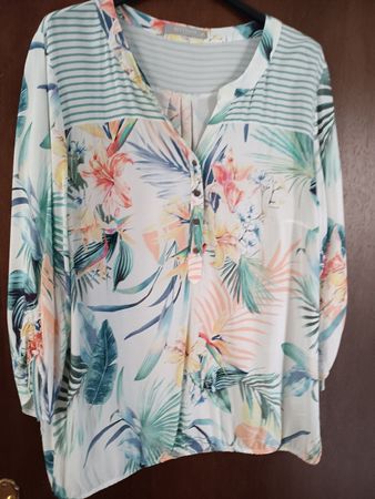 Sommerliche Bluse Betty Barc Gr  44 floral gemustert neuwert
