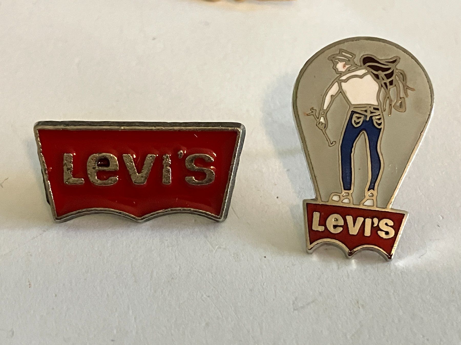 Plaketten & Abzeichen: 2 Pin Levi's Jeans – Gebraucht aus Basel von djwwpp