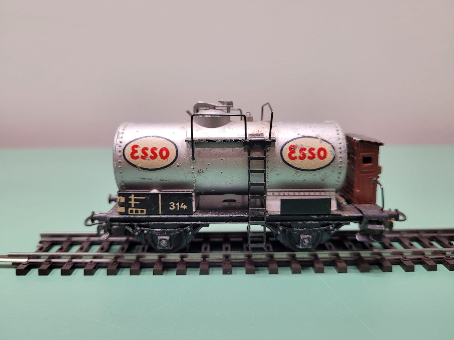 Märklin Modellini di ferrovie: Märklin 314 E Kesselwagen Esso 314E, H0 – Usato da Perlen venduto da AhvidEvG