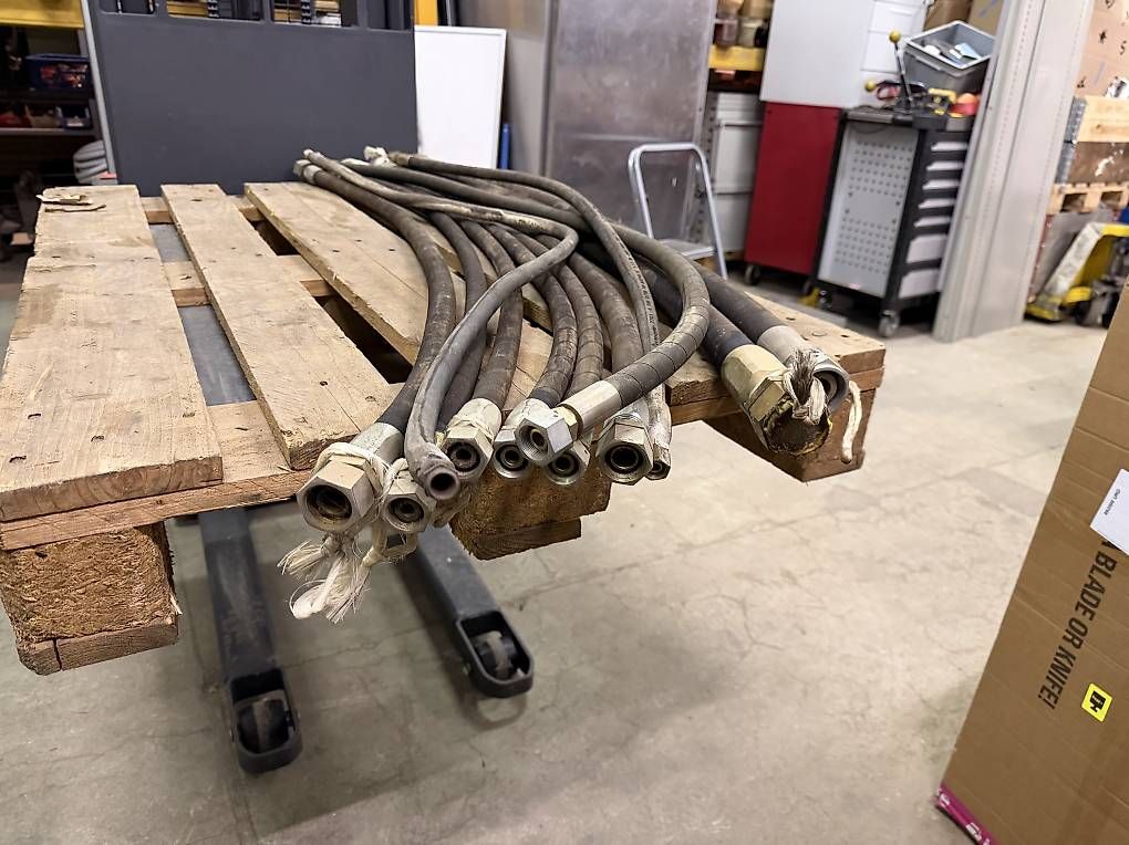 Escavatori: 11 Stk div Hydraulikschläuche ca 140cm lang – Usato da Necker venduto da liq24