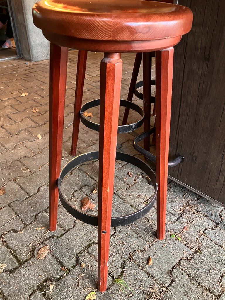 Sgabelli: Bar / Bistro Tisch mit 5 Barhocker aus Holz – Usato da Fislisbach venduto da Promo 6