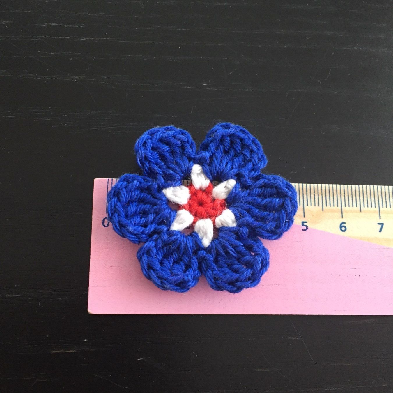 Toppe: Set 3 Stk. Blumen blau gehäkelt 4.8 cm – Nuovo e nell'imballaggio originale da Emmenbrücke venduto da swissmade-miracles 2