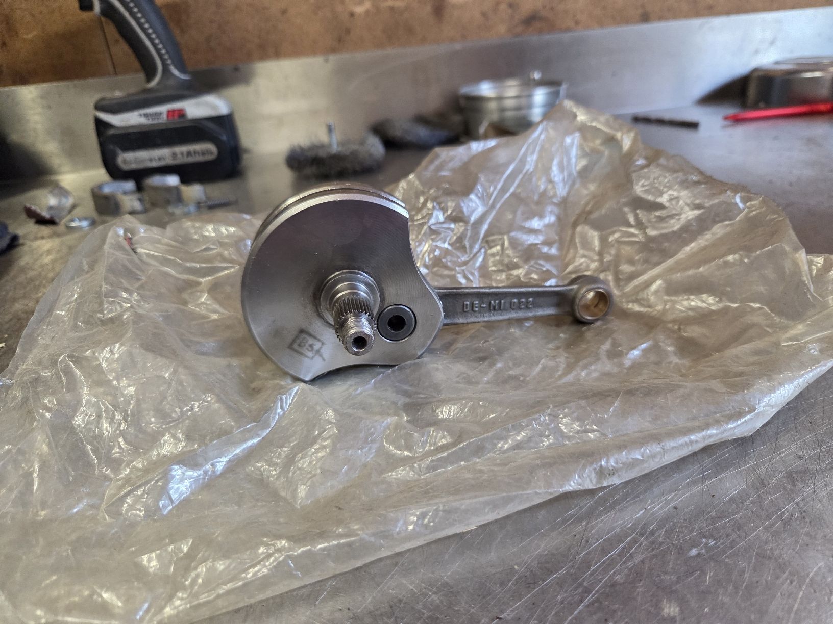 Vespa Tutti pezzi di ricambio per scooter: NOS Vespa Kurbelwelle – Nuovo e nell'imballaggio originale da Eichberg venduto da Schmid-Motos