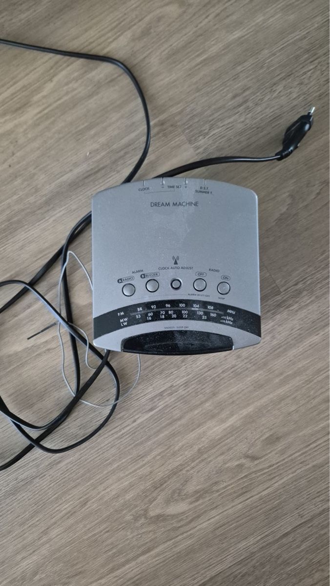 Sveglie: Radio-Wecker DREAM MACHINE gebraucht Silber – Usato da dietlikon venduto da Mnica