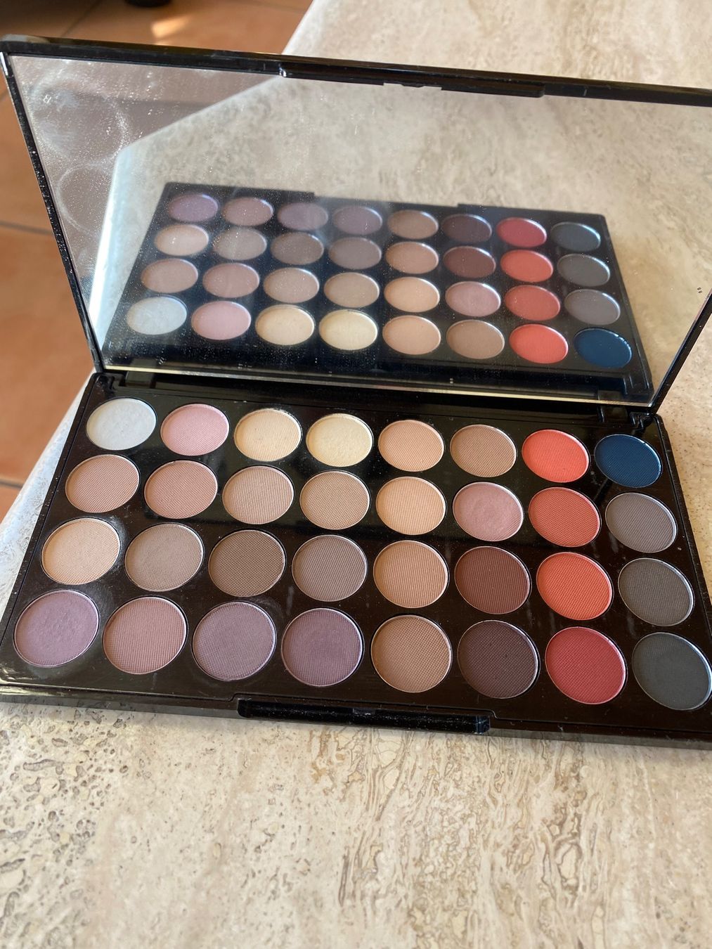 Make-up: RÉVOLUTION palette de maquillage 32 eyeshadows mat – Gebraucht aus Belmont-sur-Lausanne von chu_vxf5 1
