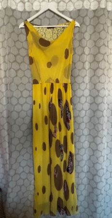 Sommerkleid gelb mit Spitzenmuster und Schmetterlingen