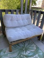 Outdoor Lounge-Sofa aus Holz mit weissen Polster