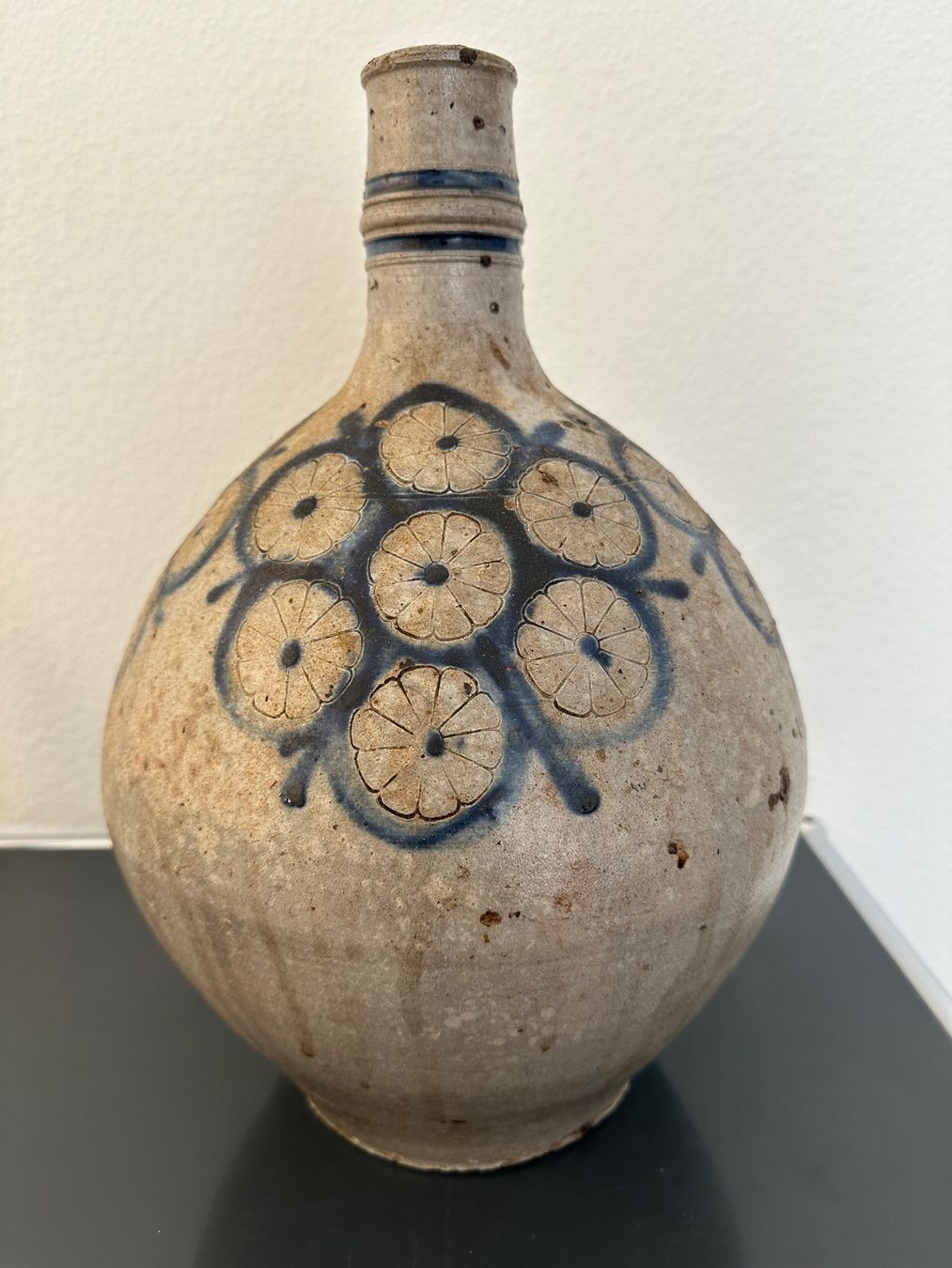 Caraffe: Antike Kugelkanne aus Steinzeug (Westerwald oder Betschdorf) – Usato da Basel venduto da Pulcinella34 3