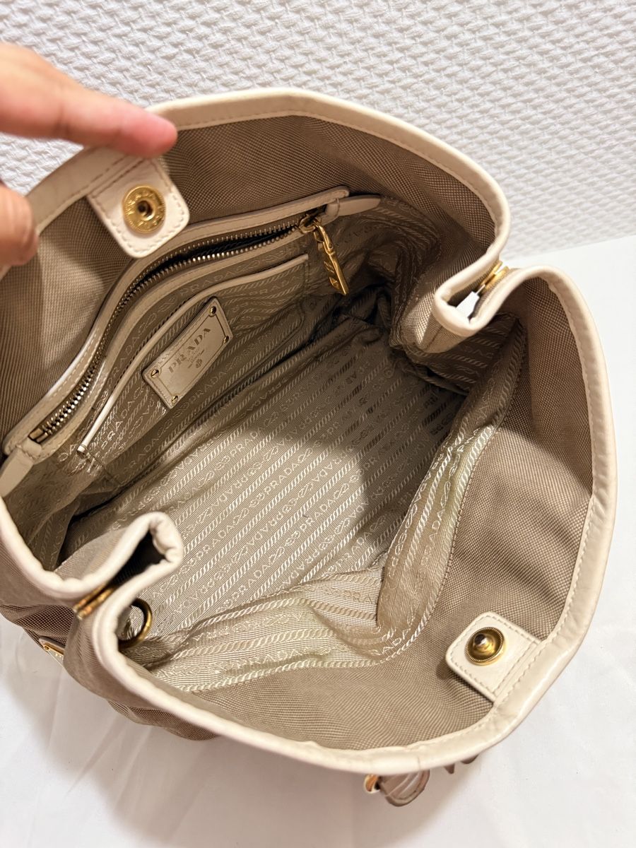 Prada Borse da donna: Prada Tote Bag Beige Canvas Leather Trim – Usato da Geneve venduto da DarlingVintage 6